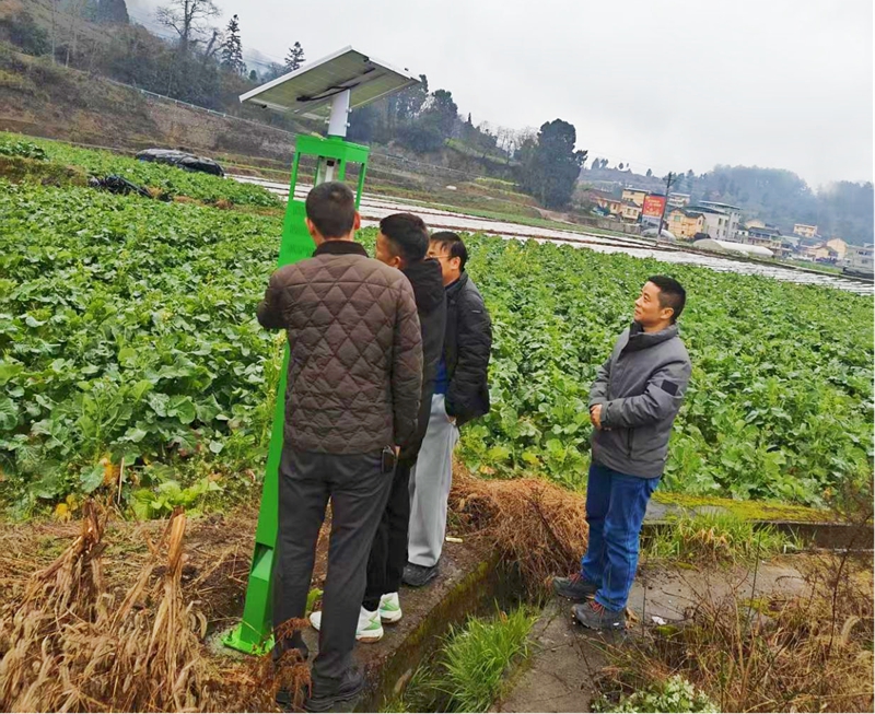 施秉县城关镇工作人员在白塘坝区安装杀虫灯.jpg