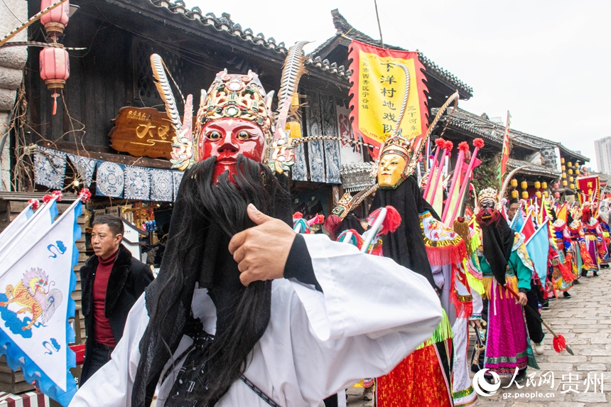 地戲巡游。人民網 黃小桃攝