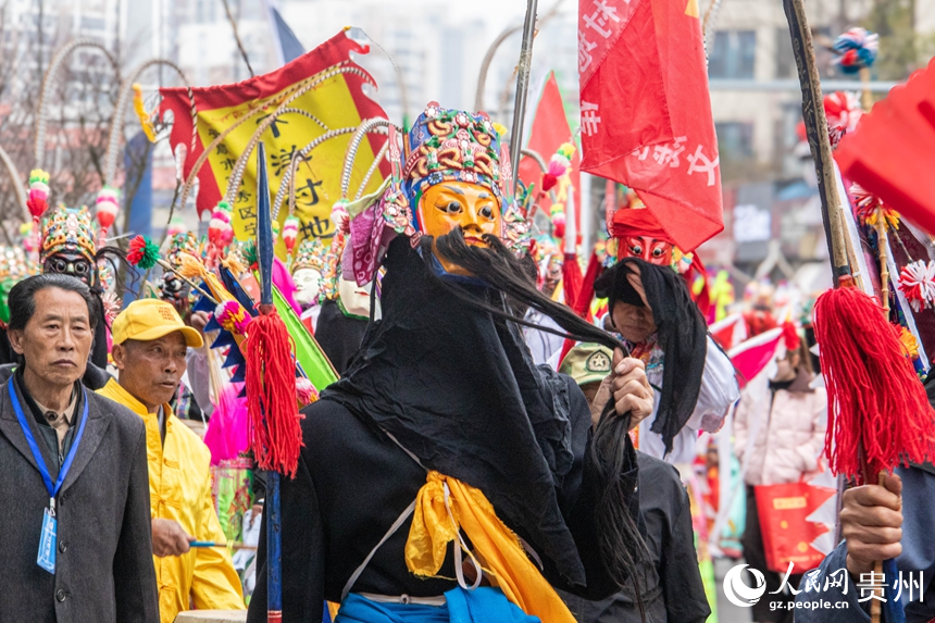 地戲巡游。人民網 黃小桃攝