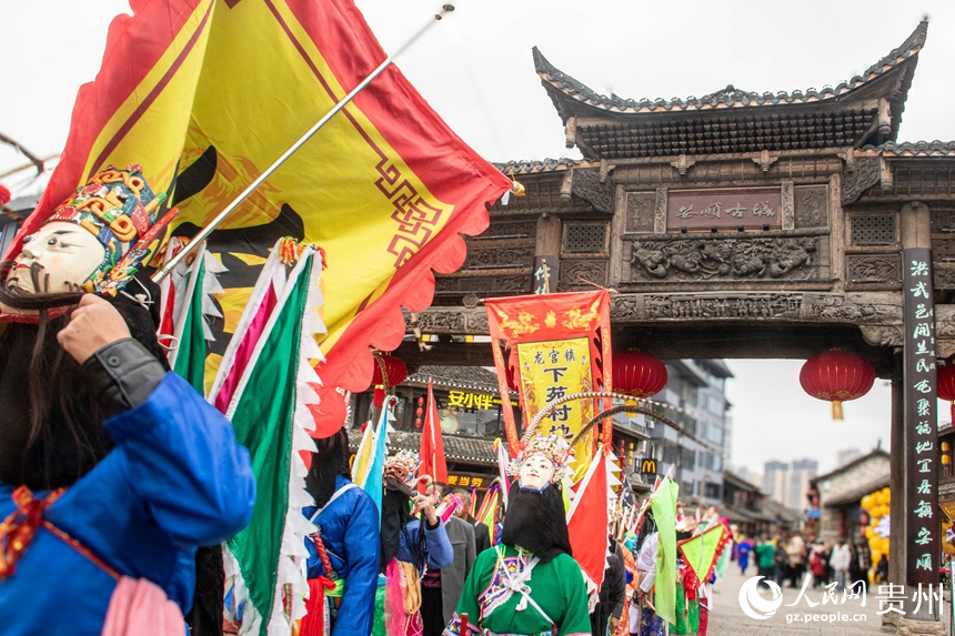 地戲巡游。人民網 黃小桃攝
