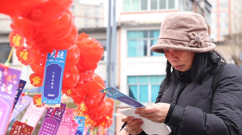 张灯结彩猜灯谜。