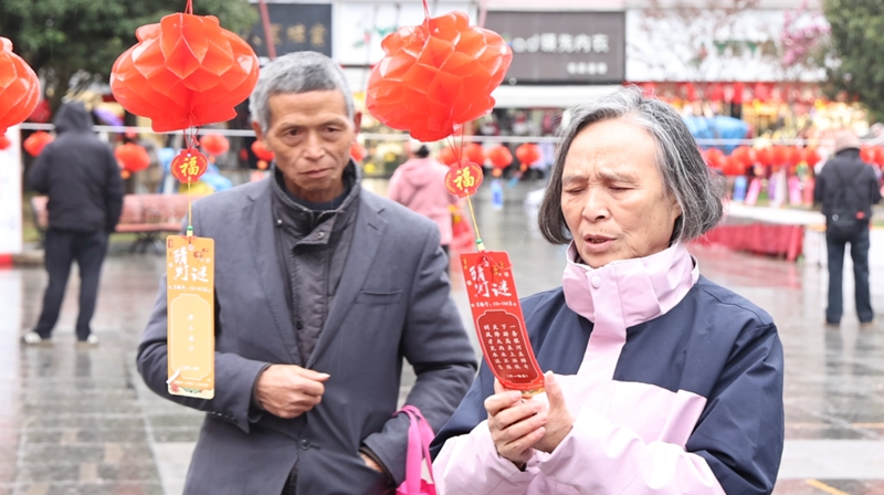 张灯结彩猜灯谜。