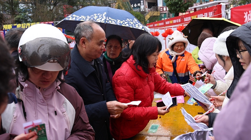 张灯结彩猜灯谜。