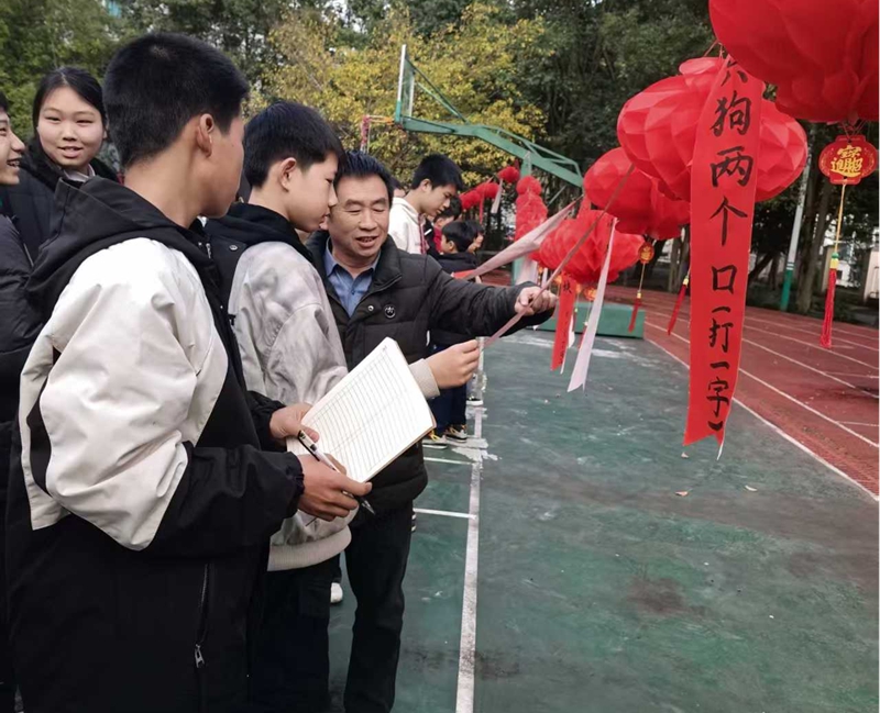 1 图为灯谜活动现场..jpg