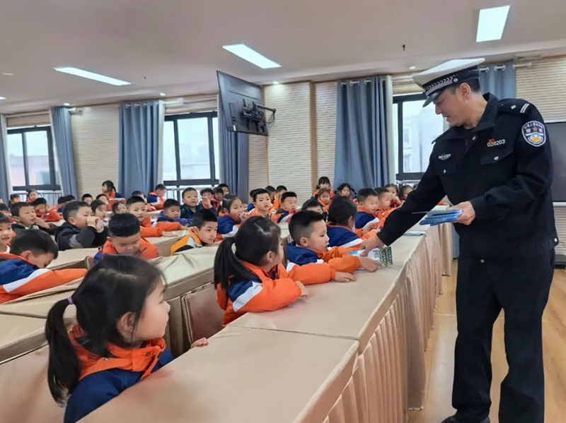 民警進校園,為萌娃送上安全知識。習水縣融媒體中心供圖.jpg