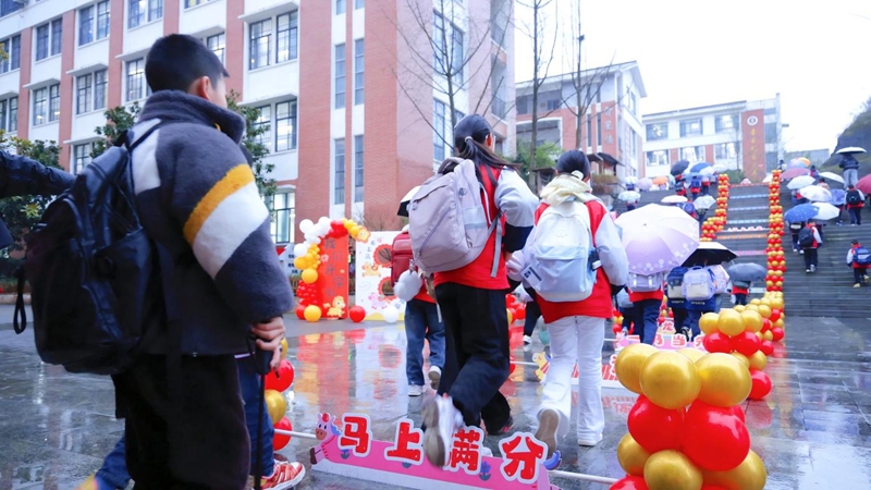 氣球迎學子,“馬上滿分” 開啟新學年。習水縣融媒體中心供圖.jpg