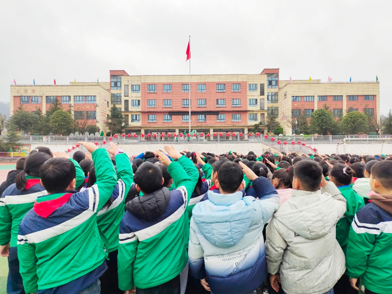 童心向國旗,學子舉手禮贊新學期。習水縣融媒體中心供圖.jpg