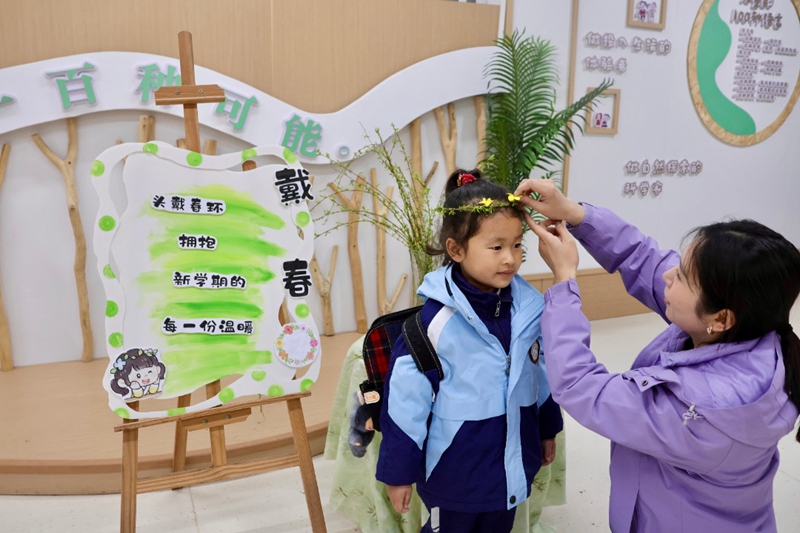 頭戴春環,萌娃解鎖開學暖心儀式。習水縣融媒體中心供圖.jpg