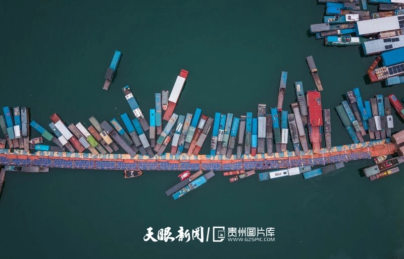 1月27日，素有“红水河第一港”之称的望谟县蔗香港迎来航运繁忙期，一派新春繁荣景象。张帆 摄