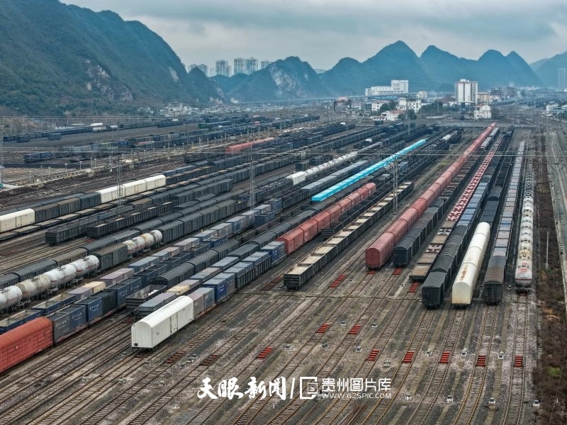2月5日，贵阳南站编组场一派繁忙运输景象，编组集结完成的货物列车整装待发。龙建睿 摄