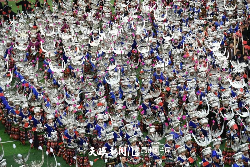 2025年11月5日，来自各地的民族同胞雷山县苗年节开幕式主会场跳团结舞。梁文 摄