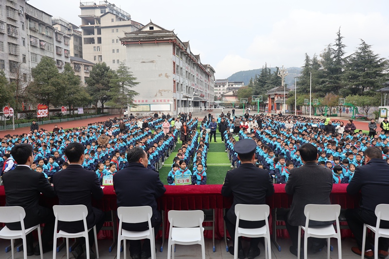 2 图为交通综合执法人员参加剑河县城关三小开学典礼 。