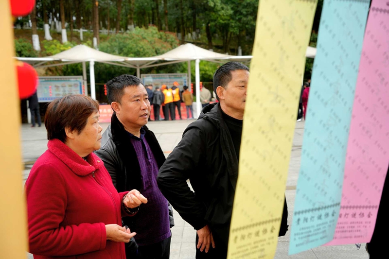 10、現場還有600幅涵蓋文明知識、紅色文化、民俗常識的燈謎，吸引大家踴躍參與，在猜謎兌獎中歡度元宵 。.jpg