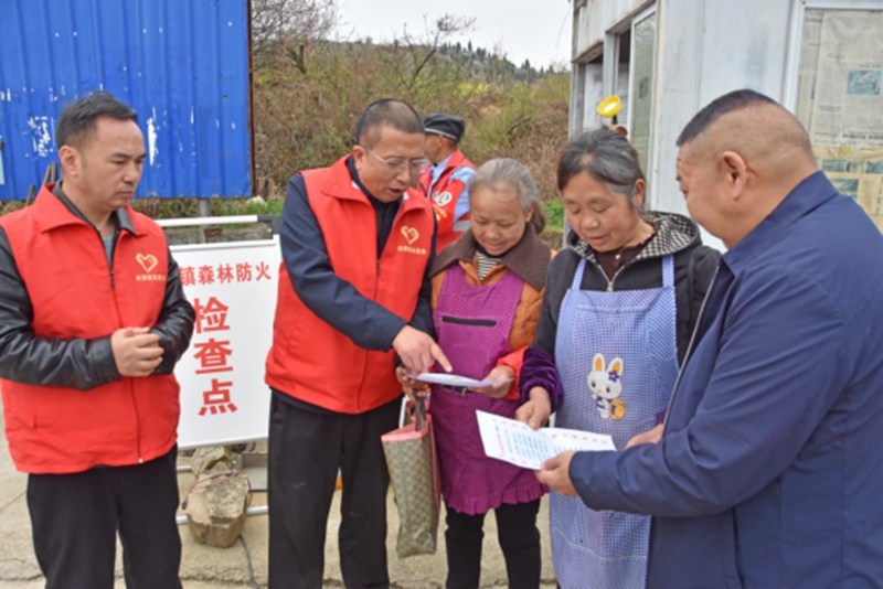 在安顺经开区西航办马厂村防火检查点，防火人员对进山群众进行防火知识宣传。.jpg