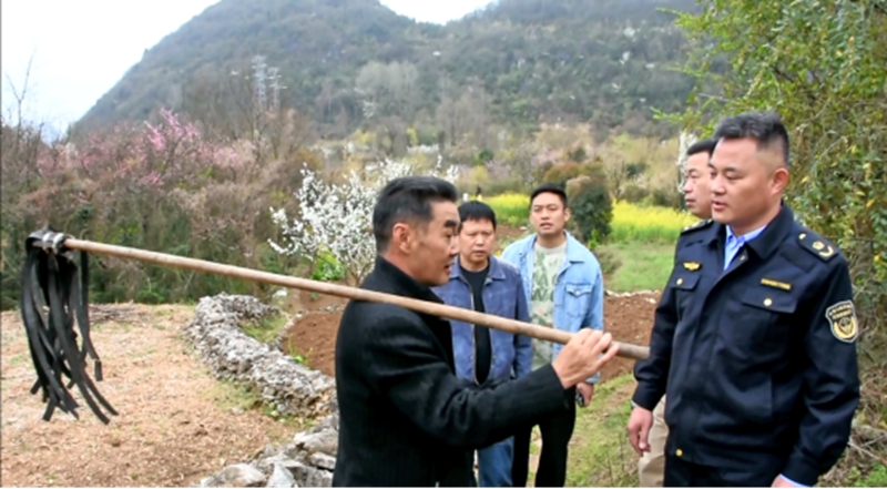 在安顺经开区西航办马厂村防火检查点，防火人员对进山群众进行火源检查. (2).jpg