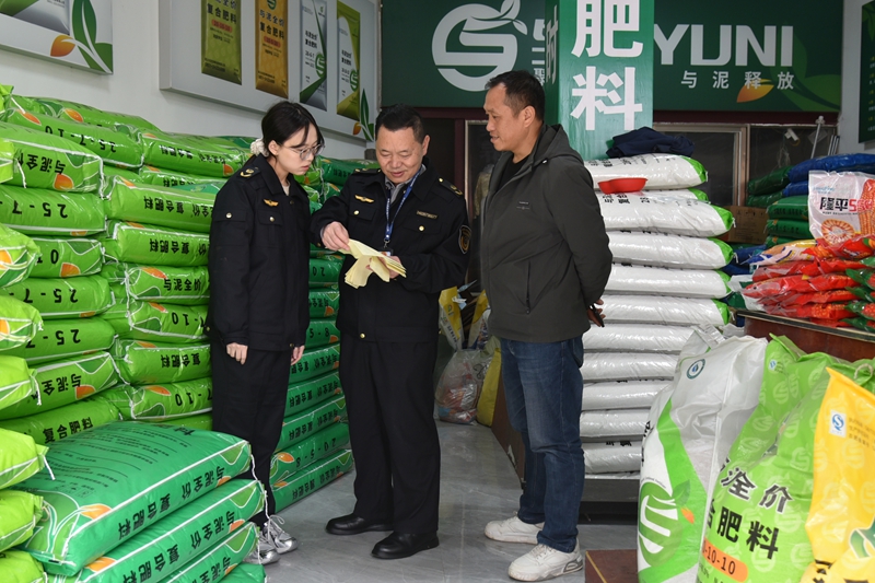 1、開展農資市場大檢查。.jpg