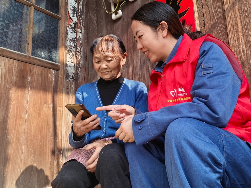 3.3安順市郊供電局青年服務隊志願者元宵節到舊州鎮浪塘村清水寨開展關心關愛老人活動8.jpg