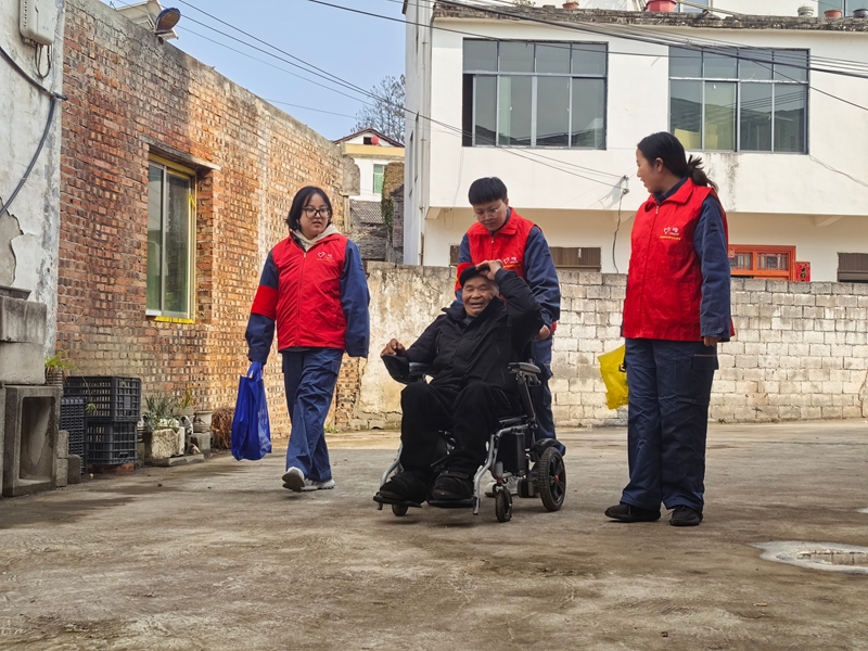 3.3安順市郊供電局青年服務隊志願者元宵節到舊州鎮浪塘村清水寨開展關心關愛老人活動1.jpg