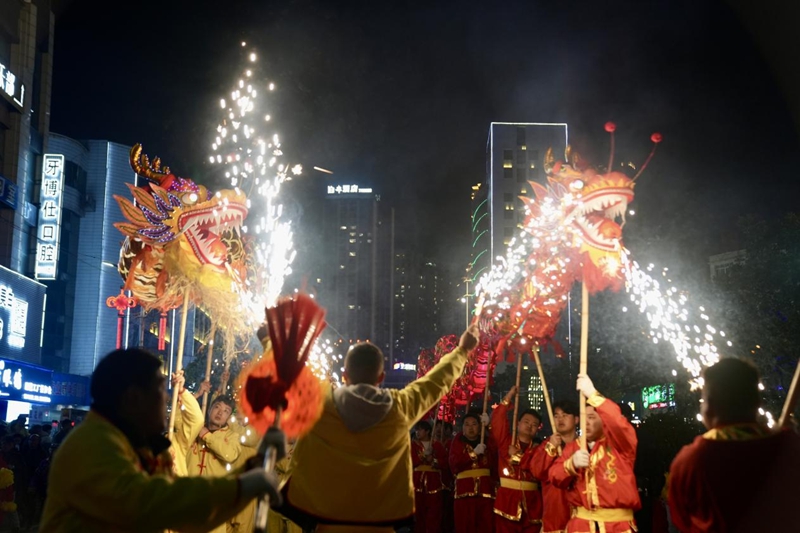 舞龍、打鐵花！上萬人的狂歡夜。