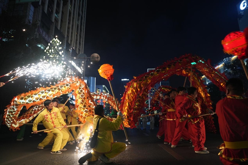 舞龍、打鐵花！上萬人的狂歡夜。