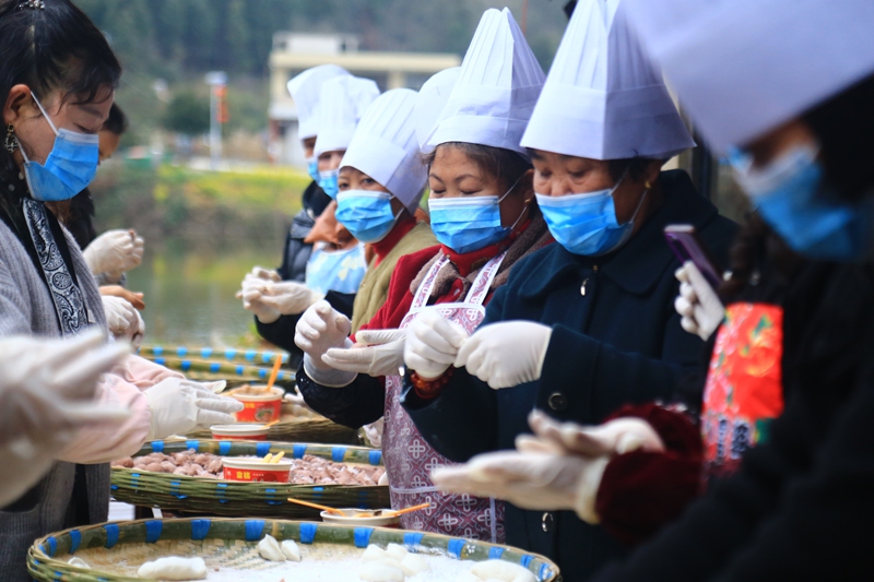 3月3日，貴州省黔西市甘棠鎮大錫社區，群眾正在包湯圓。