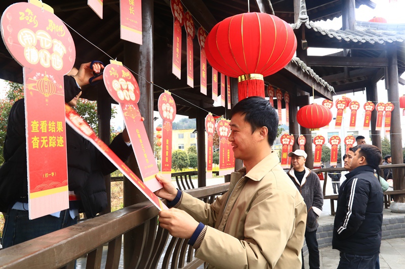 3月3日，貴州省黔西市甘棠鎮聯新社區，群眾正在猜燈謎。