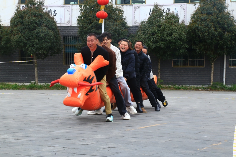 3月3日，貴州省黔西市甘棠鎮聯新社區，群眾正在參加旱地龍舟比賽。