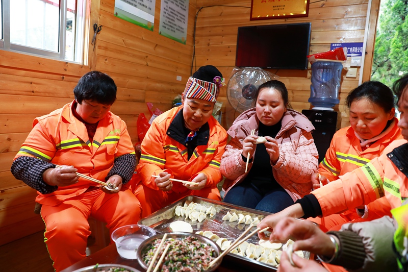 “工会驿站传关爱·元宵佳节送温情”暖心慰问活动现场。杨家孟 摄 (3)