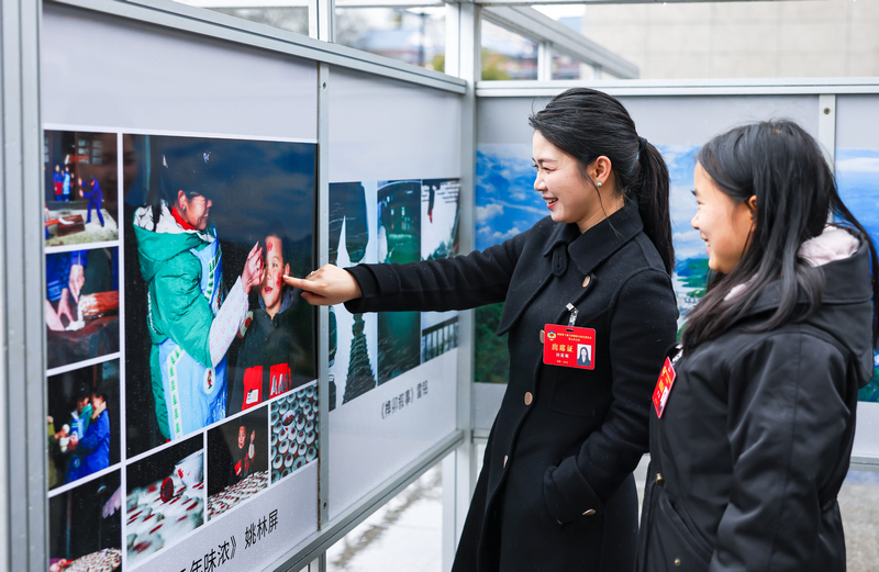 2026年2月27日，在贵州省铜仁市玉屏侗族自治县城区，该县政协委员在书画摄影作品展。