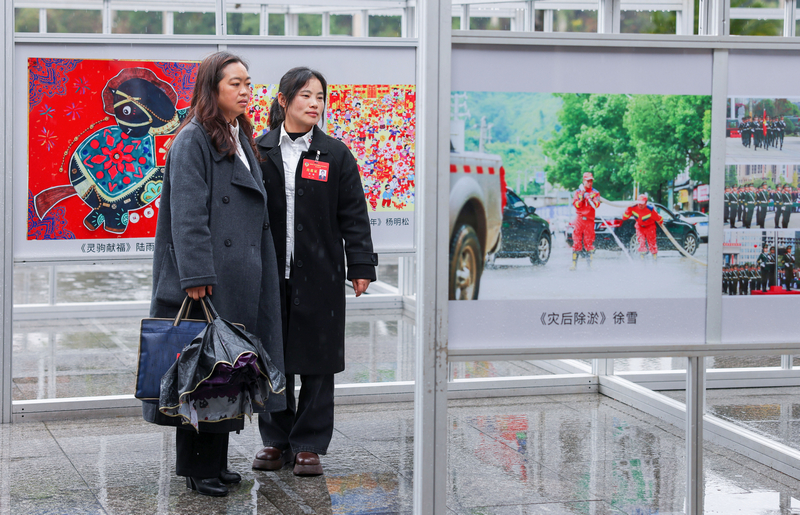 2026年2月27日，在贵州省铜仁市玉屏侗族自治县城区，该县政协委员在书画摄影作品展。