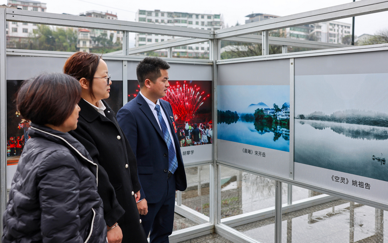 2026年2月27日，在贵州省铜仁市玉屏侗族自治县城区，该县政协委员在书画摄影作品展。