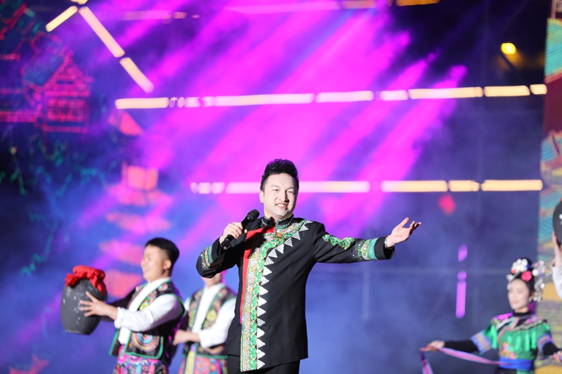 歌手助陣演出。