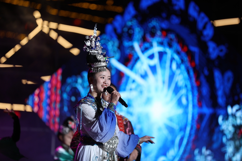 歌手助陣演出。