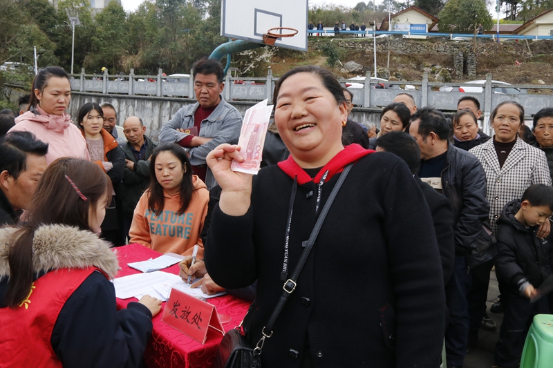 2、村民們領到分紅款 。.JPG