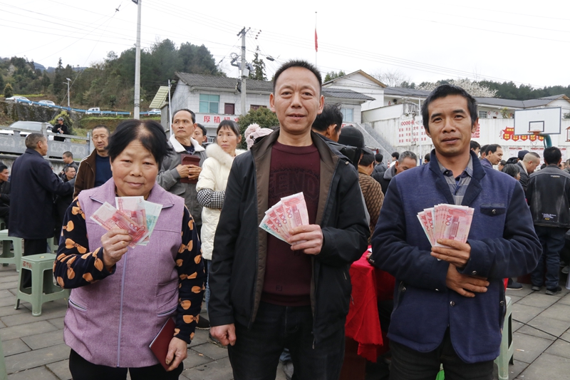 3、村民們領到分紅款 。.JPG