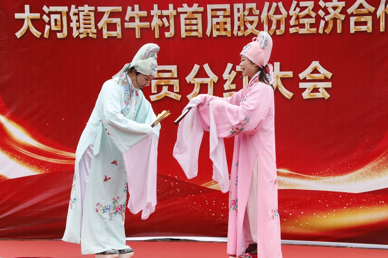 4、分紅正式開始前，現場還舉行了精彩的文藝表演 。.JPG