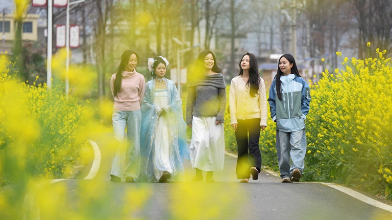 2026年3月2日，貴州省納雍縣百興鎮納雍河畔油菜花田美如畫。謝健鋒攝