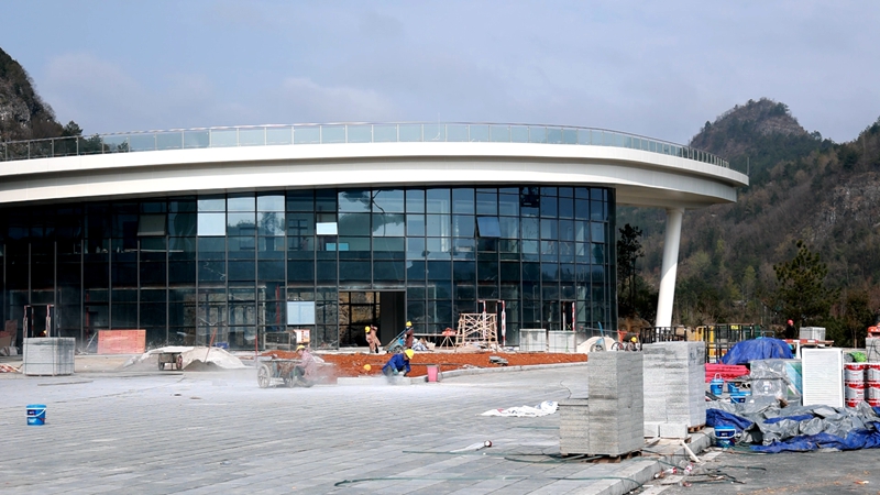 建设者正有条不紊的进行工作 (2).jpg