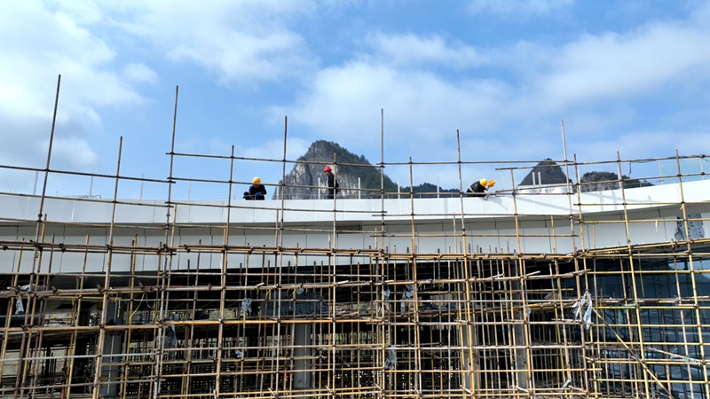 建设者正有条不紊的进行工作 (1).jpg