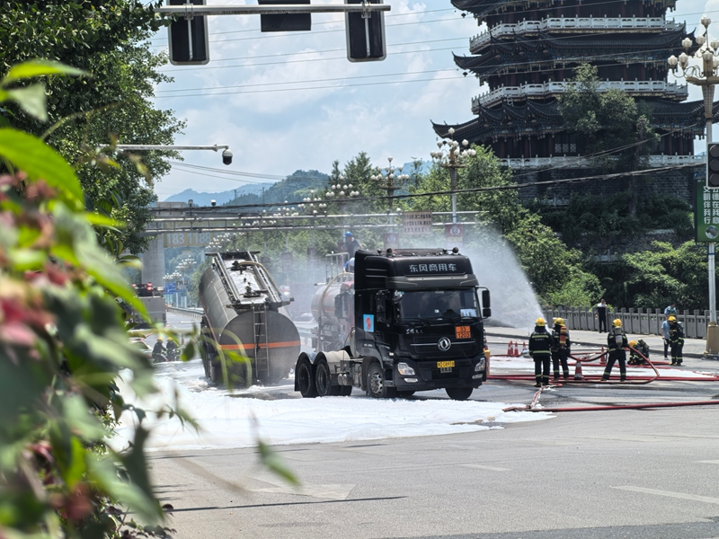 圖為廣建路消防員處置油罐車泄漏事故.jpg