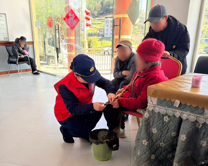 消防志愿者在养老院为老人义务剪指甲.jpg