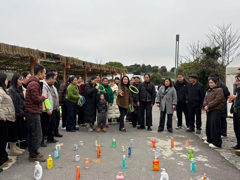 松桃普觉镇全体女职工、各村妇女干部套圈赢好礼现场。