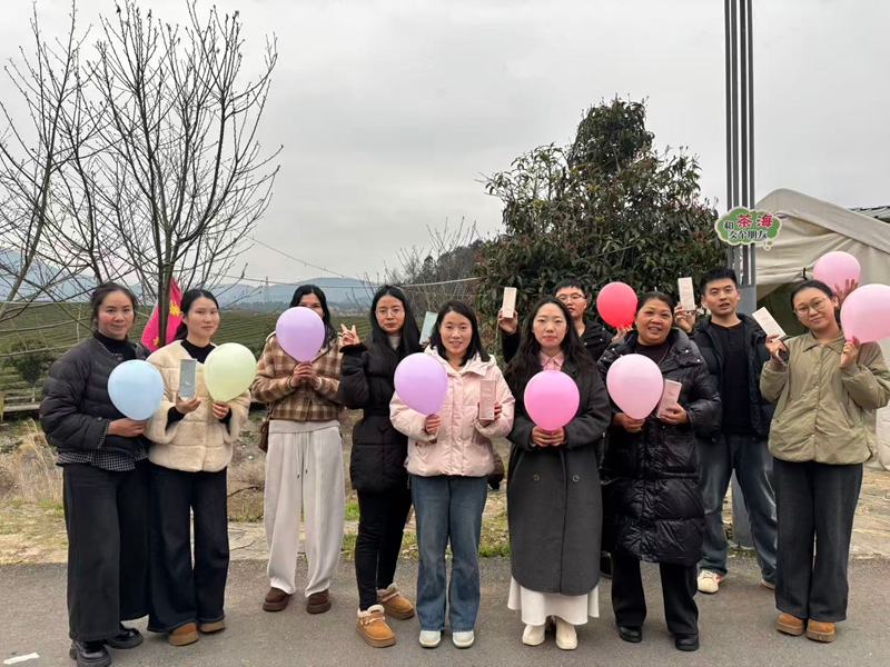 松桃普觉镇全体女职工、各村妇女干部手持礼品合影。