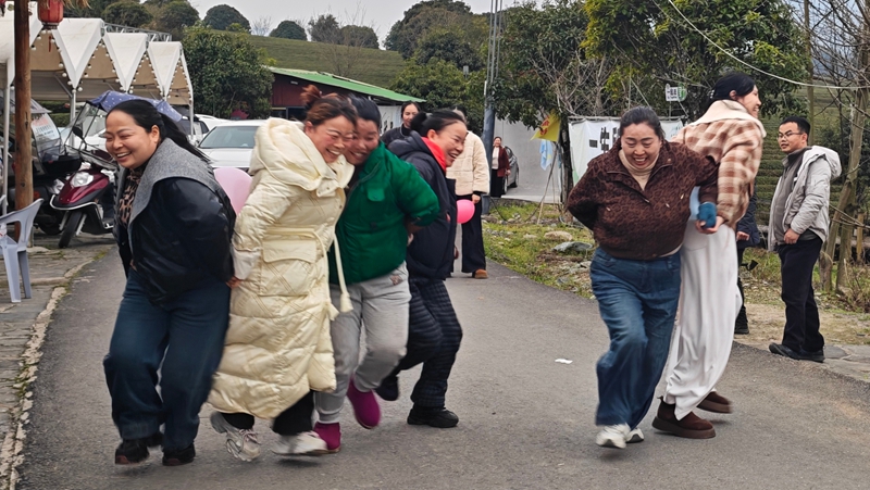 松桃普觉镇全体女职工、各村妇女干部开展两人三足项目比赛。