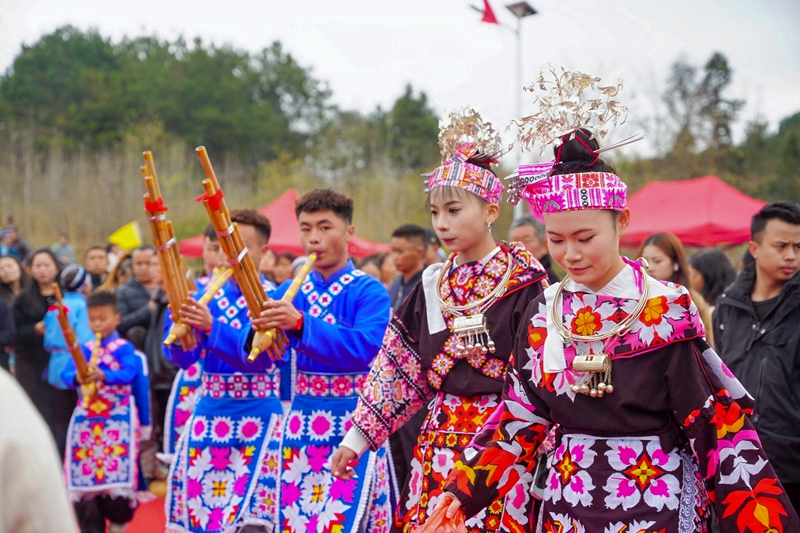 1、 姑娘們身著美麗的民族刺繡盛裝圍著旗杆跳場。 郝涌智.jpg