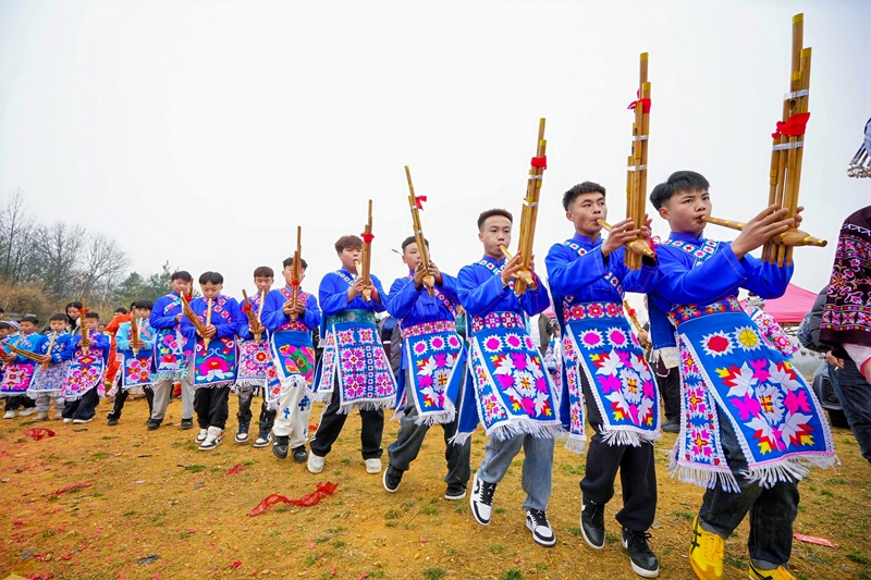 2 、身著民族服飾的小伙們吹著蘆笙、嗩吶 。郝涌智.jpg