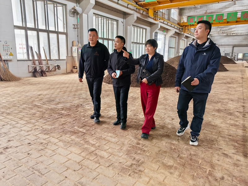 服務隊在酣客君豐酒業了解該企業生產情況.jpg