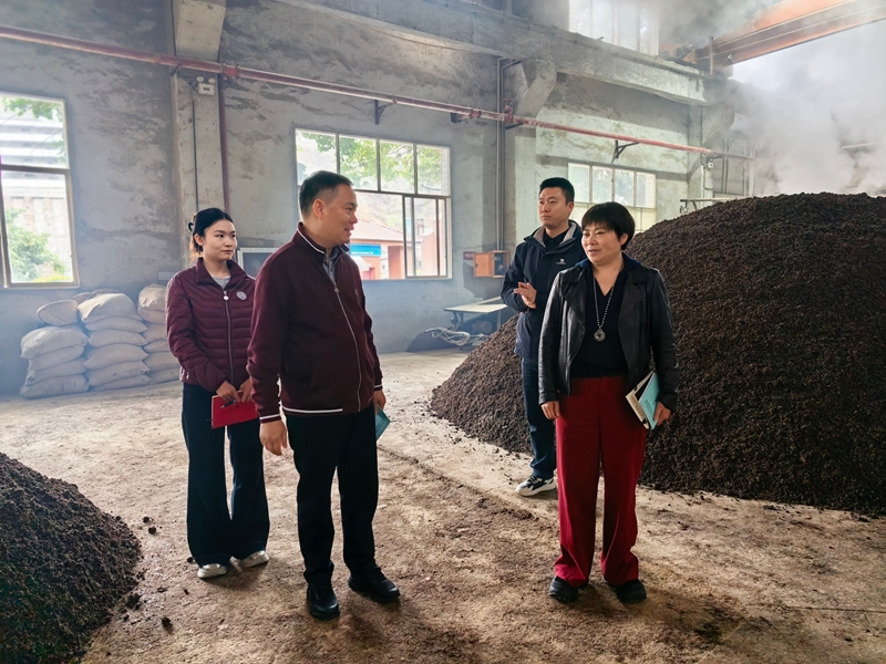 服務隊在李興發酒業了解該企業生產情況.jpg