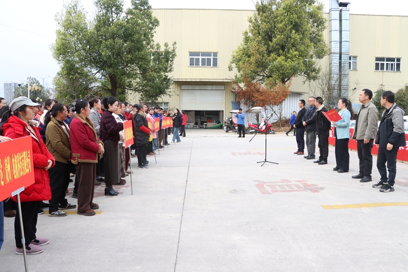 独山7家企业迎来300余名新员工。