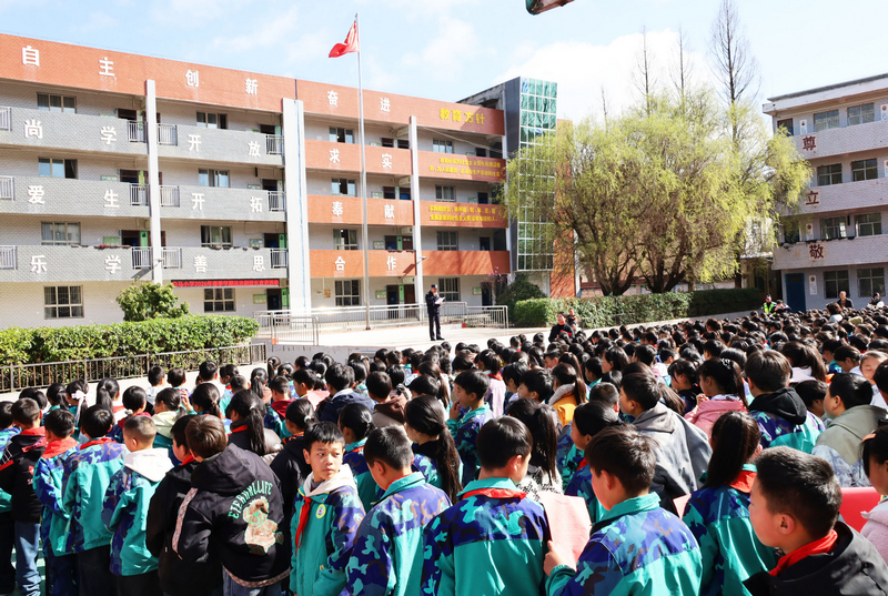 威寧自治縣公安局六橋派出所民警在白馬小學開展送法進校園。